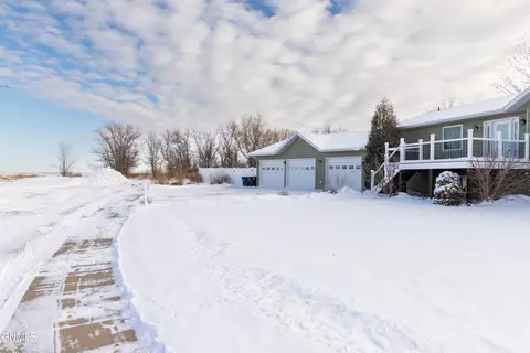 1162 12th St E, Dickinson, ND 58601 photo 2