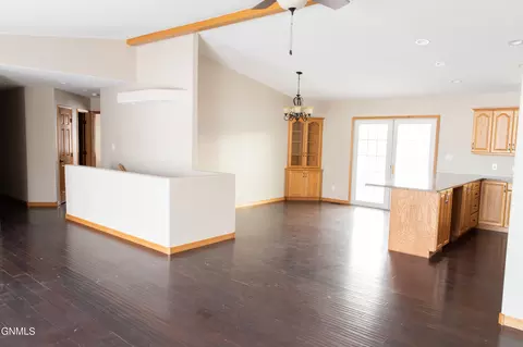 1162 12th St E, Dickinson, ND 58601 photo 7