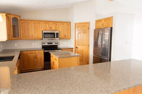 1162 12th St E, Dickinson, ND 58601 photo 10