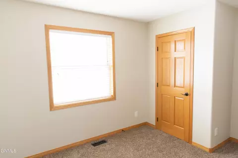 1162 12th St E, Dickinson, ND 58601 photo 31