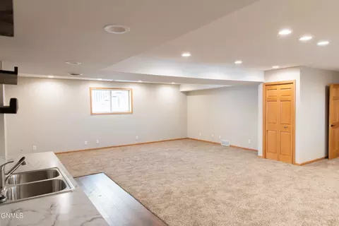 1162 12th St E, Dickinson, ND 58601 photo 61