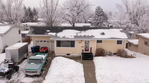 246 Carlson St, Dickinson, ND 58601