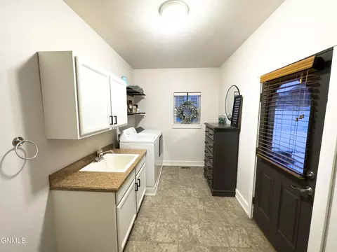2802 24th St W, Williston, ND 58801 photo 25