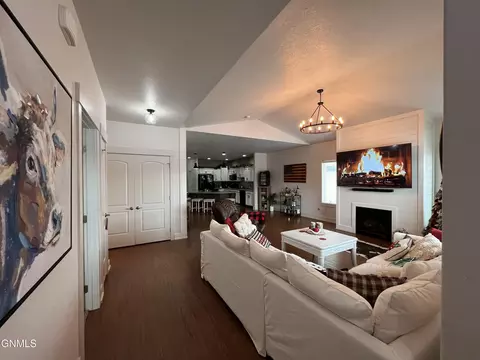 2802 24th St W, Williston, ND 58801 photo 3