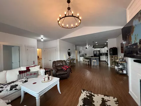 2802 24th St W, Williston, ND 58801 photo 4