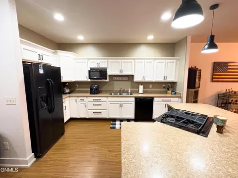 2802 24th St W, Williston, ND 58801 photo 6