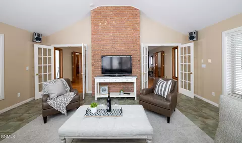 1009 Cottage Dr, Bismarck, ND 58501 photo 2