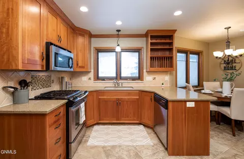1009 Cottage Dr, Bismarck, ND 58501 photo 7