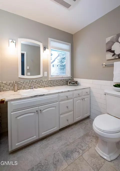 1009 Cottage Dr, Bismarck, ND 58501 photo 15