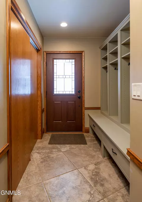 1009 Cottage Dr, Bismarck, ND 58501 photo 20
