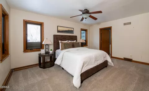 1009 Cottage Dr, Bismarck, ND 58501 photo 14