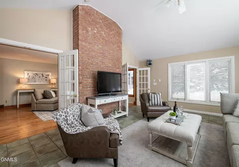 1009 Cottage Dr, Bismarck, ND 58501 photo 4