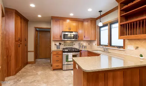 1009 Cottage Dr, Bismarck, ND 58501 photo 6