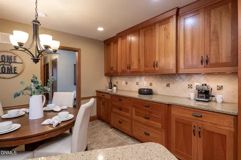 1009 Cottage Dr, Bismarck, ND 58501 photo 9
