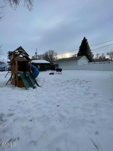119 6th St W, Williston, ND 58801 photo 2