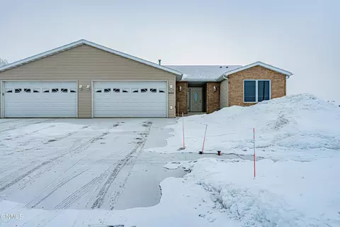 3822 Normandy St, Bismarck, ND 58503 photo 2