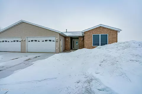 3822 Normandy St, Bismarck, ND 58503 photo 1