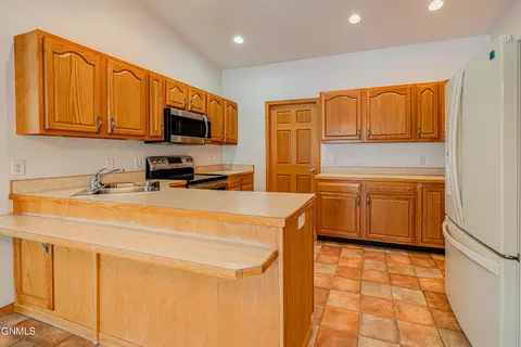 3822 Normandy St, Bismarck, ND 58503 photo 6