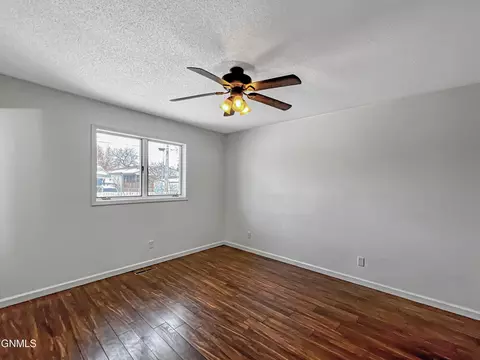 2208 University Ave, Williston, ND 58801 photo 29