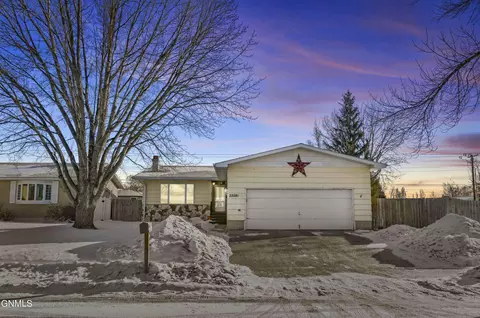 2208 University Ave, Williston, ND 58801 photo 1