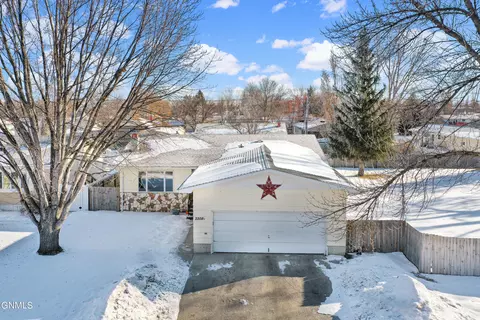 2208 University Ave, Williston, ND 58801 photo 2