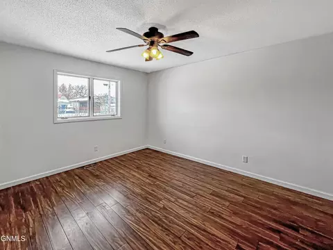 2208 University Ave, Williston, ND 58801 photo 24