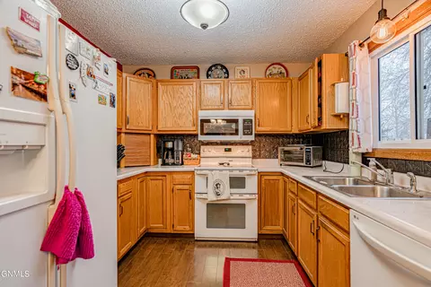 3736 Renee Dr, Bismarck, ND 58503 photo 3