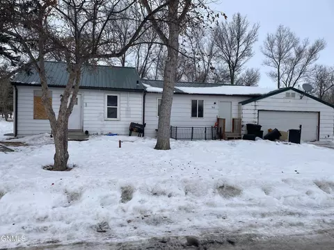 902 6th Ave W, Williston, ND 58801 photo 1