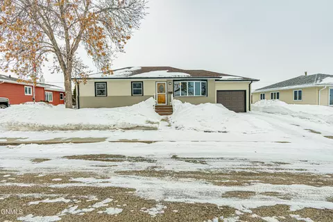 730 Custer Dr, Mandan, ND 58554 photo 1