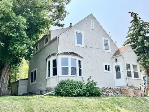 601 7th St SE, Minot, ND 58701