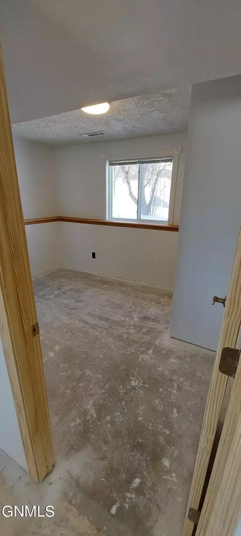2405 University Ave, Williston, ND 58801 photo 27
