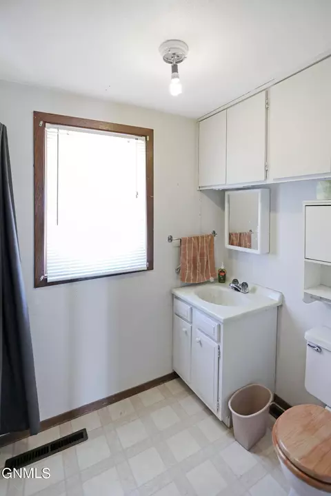 1014 W Broadway W, Williston, ND 58801 photo 7
