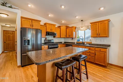 2803 10 Ave SE, Mandan, ND 58554 photo 4