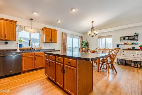 2803 10 Ave SE, Mandan, ND 58554 photo 9