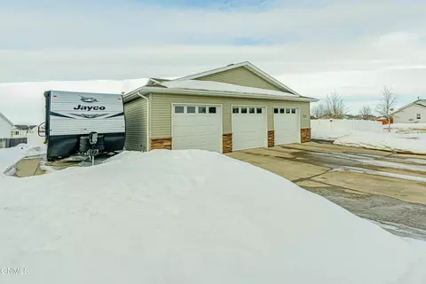 2803 10 Ave SE, Mandan, ND 58554 photo 2
