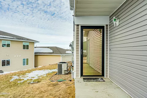 812 E Lasalle Dr, Bismarck, ND 58503 photo 2