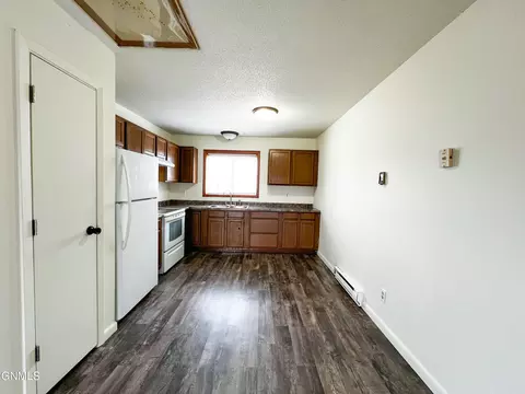 1813 31st St W, Williston, ND 58801 photo 4