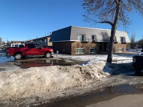 1002 14 Ave W, Williston, ND 58801 photo 2