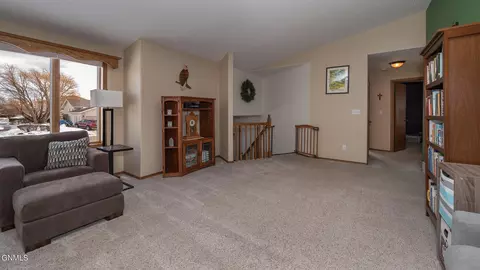 3104 Hampton St, Bismarck, ND 58504 photo 4