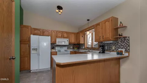 3104 Hampton St, Bismarck, ND 58504 photo 9