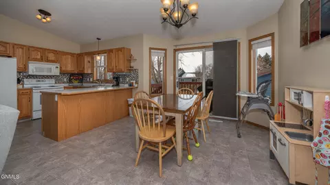 3104 Hampton St, Bismarck, ND 58504 photo 6
