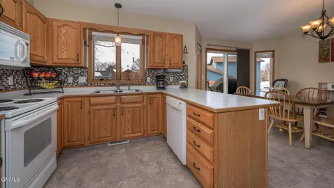 3104 Hampton St, Bismarck, ND 58504 photo 8