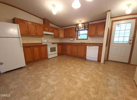 301 2nd St, Mott, ND 58646 photo 3