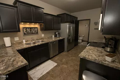 4363 Cumberland Loop, Bismarck, ND 58503 photo 9