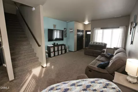 4363 Cumberland Loop, Bismarck, ND 58503 photo 2