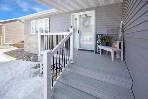 2310 18th Cir W, Williston, ND 58801 photo 3