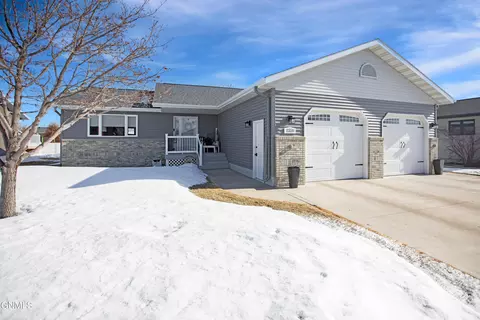 2310 18th Cir W, Williston, ND 58801 photo 2