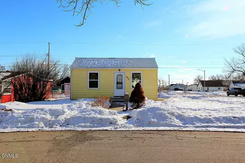 723 4th St W, Williston, ND 58801 photo 3