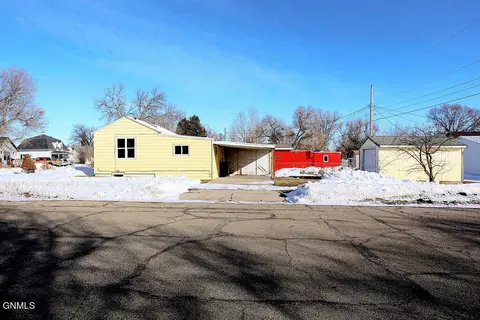 723 4th St W, Williston, ND 58801 photo 2