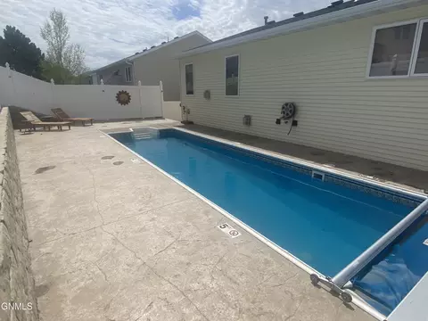 2414 Lacorte Loop, Bismarck, ND 58503 photo 2
